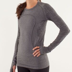 Lululemon Swiftly Tech Long Sleeved Crew in Heathered Black Lace - size 6 - Gray